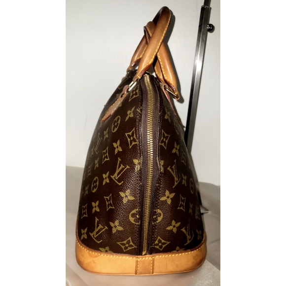 Authentic Louis Vuitton Alma PM Monogram PM Travel Handbag - Ivy - Picture 4 of 9